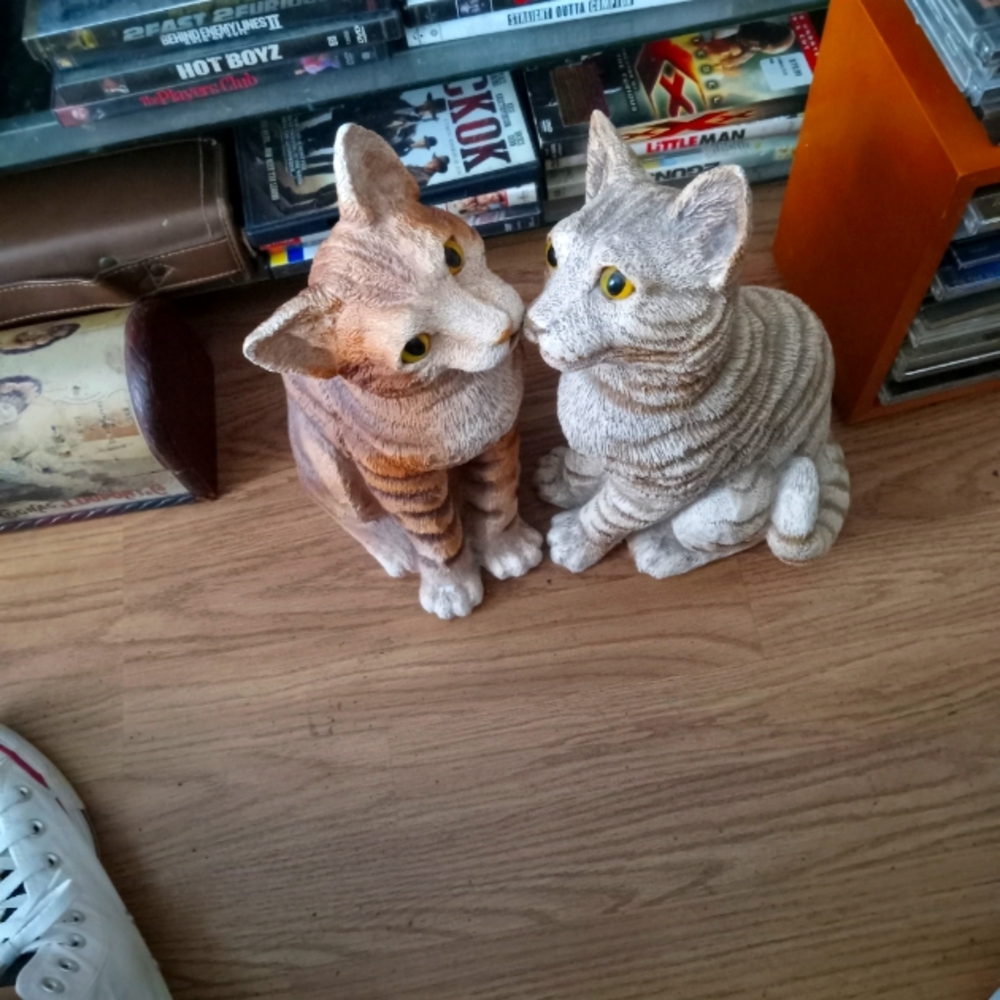 2 cat figures Like new white Grey and orange sits on surface